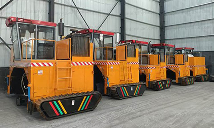 Organic fertilizer tracked compost turner
